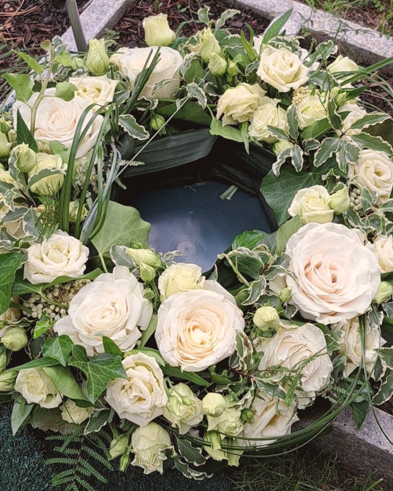 Trauerkranz mit weißen Rosen – Blumenbiene Kaulsdorf