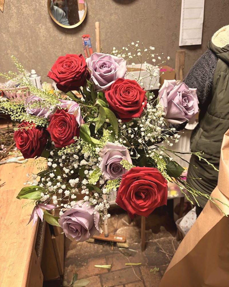 Strauß mit roten und lila Rosen – Blumenbiene Kaulsdorf